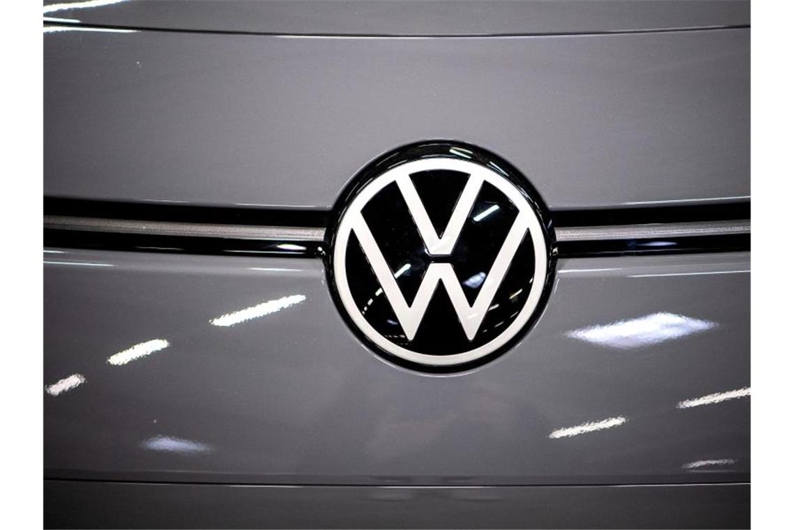 Rechtsstreit um VW-Betriebsratsgehälter Das Volkswagen-Logo am Elektroauto ID.3. Das Braunschweiger Landgericht beschäftigt sich mit der jahrelang mutmaßlich überhöhten Bezahlung führender Betriebsräte bei VW. Foto: Sina Schuldt/dpa