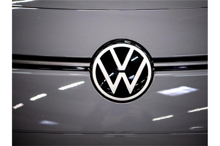 Das Volkswagen-Logo am Elektroauto ID.3. Das Braunschweiger Landgericht beschäftigt sich mit der jahrelang mutmaßlich überhöhten Bezahlung führender Betriebsräte bei VW. Foto: Sina Schuldt/dpa