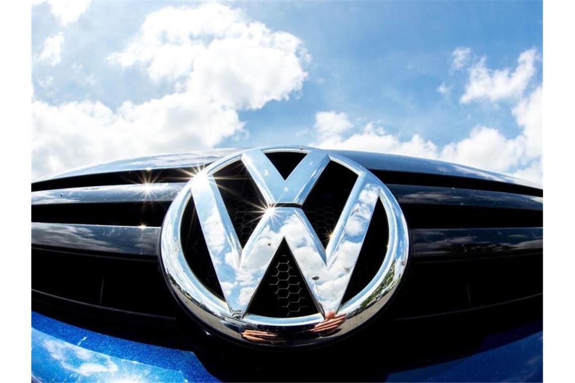 Das Volkswagen-Logo glänzt in der Sonne. Die insgesamt wieder deutlich anziehenden Verkäufe haben den Volkswagen-Konzern im ersten Halbjahr voraussichtlich endgültig aus dem Corona-Absatztief Mitte 2020 gezogen. Foto: Hauke-Christian Dittrich/dpa