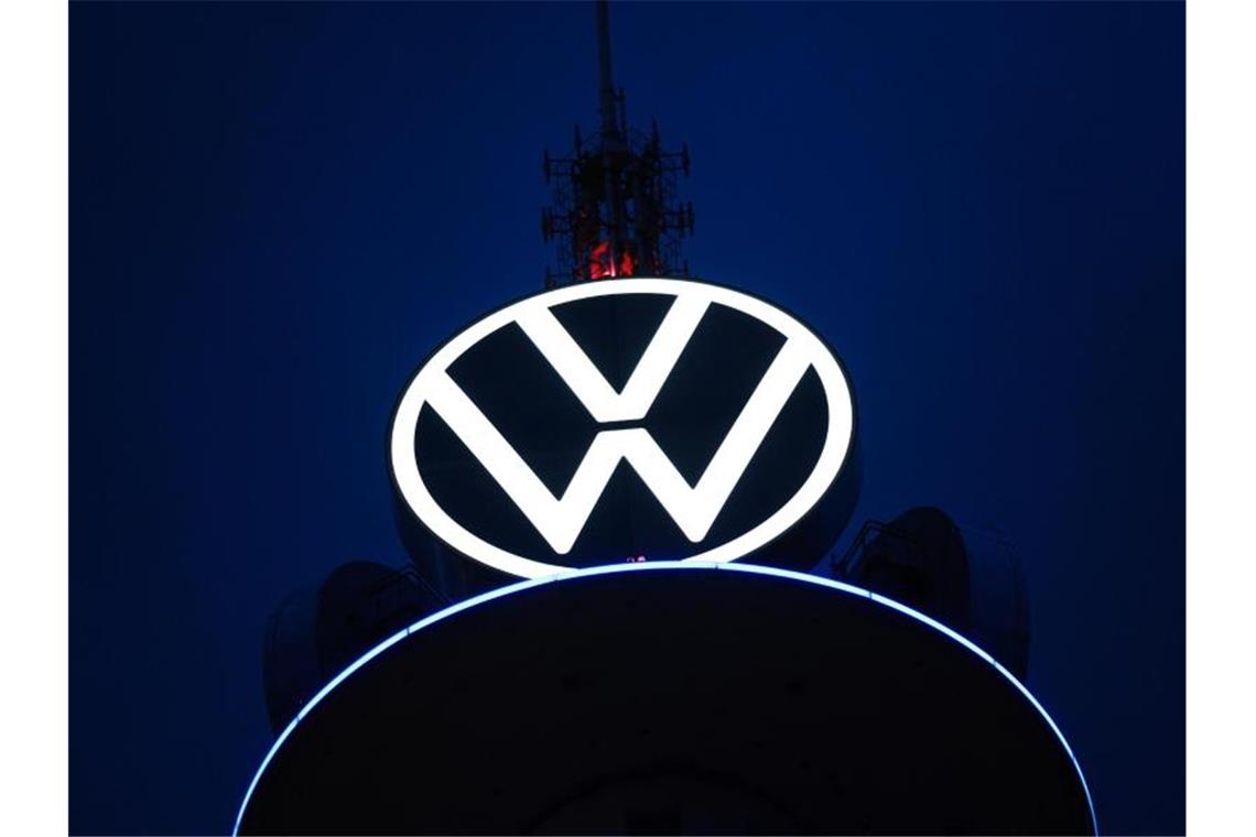 Porsche-Manager Döllner löst Strategiechef Jost ab Das Volkswagen Logo leuchtet auf dem VW-Tower vor dunklem Himmel. Foto: Ole Spata/dpa