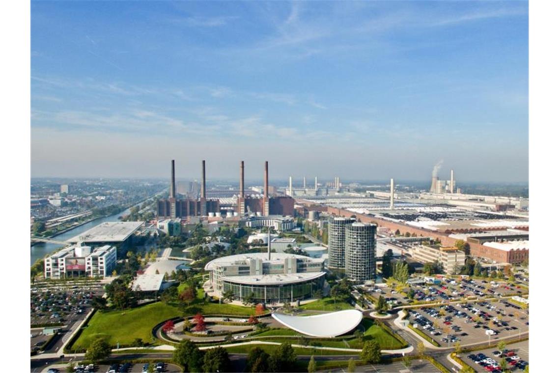 Das Volkswagen-Werk in Wolfsburg. Als Folge der Coronakrise schließt VW vorübergehend Werke in Europa. Foto: picture alliance / Julian Stratenschulte/dpa