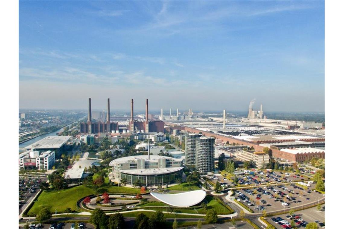Das Volkswagen-Werk und die Autostadt in Wolfsburg. Foto: picture alliance / Julian Stratenschulte/dpa