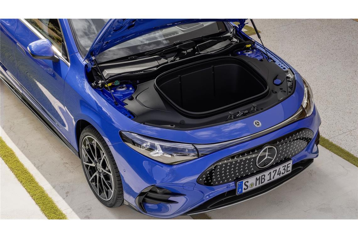 Mercedes CLA im Test: Zwischen Fahrfreude und Touchscreen-Frust Das vollelektrische Fahrzeug ermöglicht erstmals einen Extra-Stauraum unter der Motorhaube, eine Bierkiste mit 0,33-Liter-Flaschen passt rein.