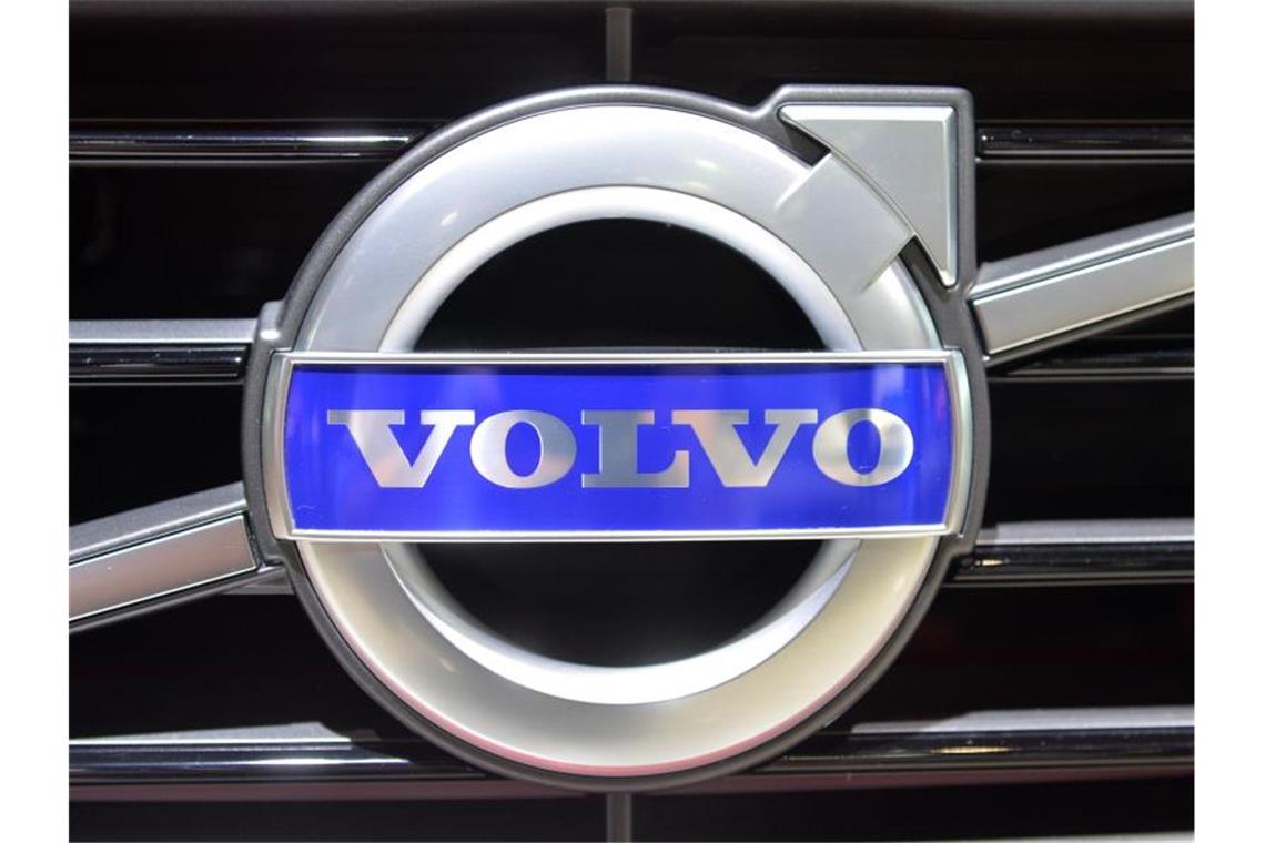 Daimler, Traton und Volvo: 1700 Ladesäulen für Lastwagen Das Volvo-Logo, aufgenommen auf der internationalen Auto Show. Foto: picture alliance / Uli Deck/dpa/Archivbild