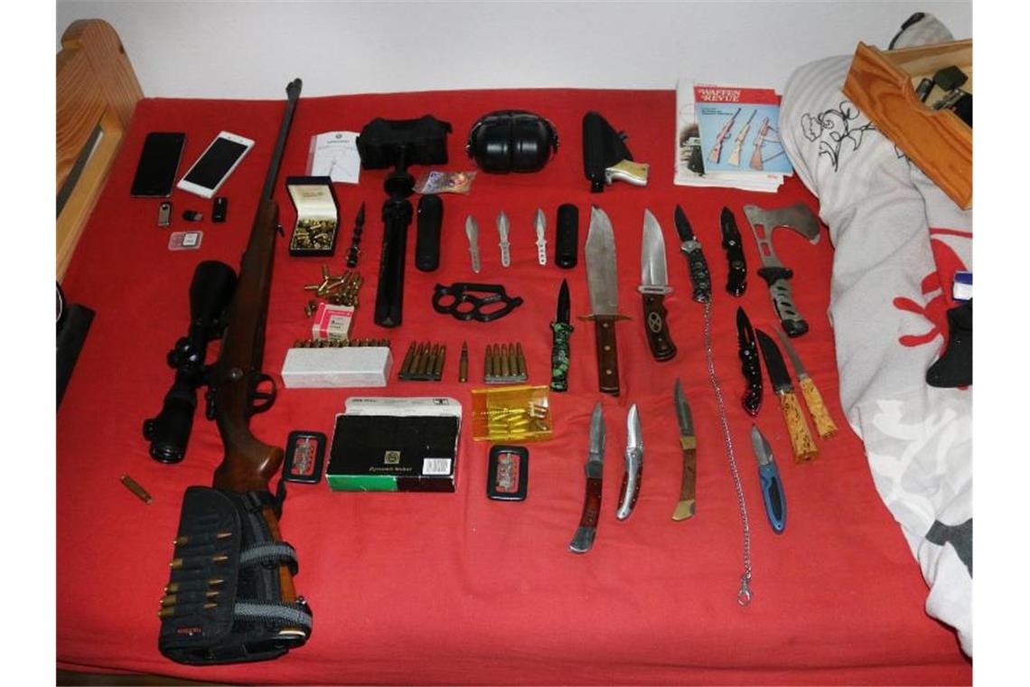 Soldat in Hessen verhaftet: Waffen und Munition gefunden Das vom hessischen Landeskriminalamt in Hanau zur Verfügung gestellte Foto zeigt beschlagnahmte Waffen. Foto: -/LKA Hessen/dpa