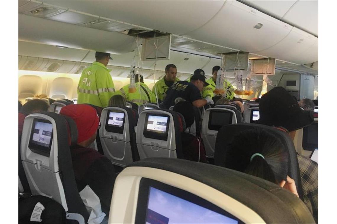 37 Verletzte bei Turbulenzen auf Air-Canada-Flug Das vom Hurricane Fall zur Verfügung gestellten Foto zeigt Einsatzkräfte, die sich nach einer außerplanmäßigen Landung um Passagiere in der Flugzeugkabine kümmern. Foto: Tim Tricky/Hurricane Fall