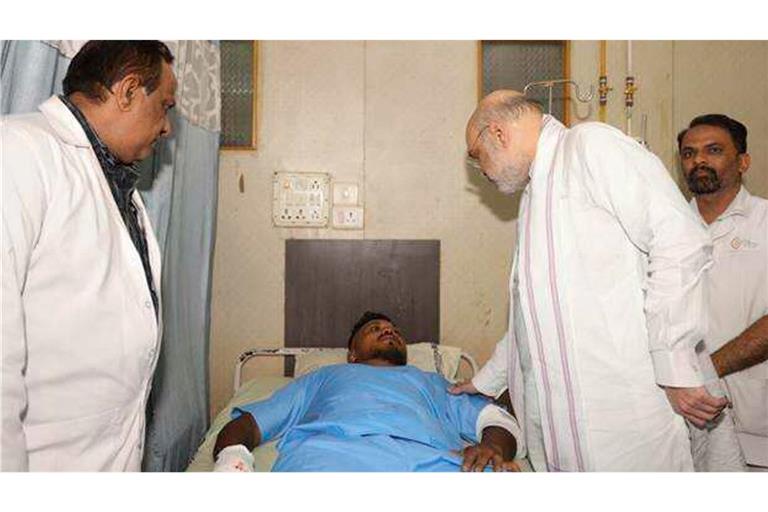 Das vom indischen Innenministerium herausgegebene Foto zeigt Innenminister Amit Shah bei einem Treffen mit dem Überlebenden des britischen Flugzeugabsturzes, Vishwash Kumar Ramesh, in einem Krankenhaus in Ahmedabad.