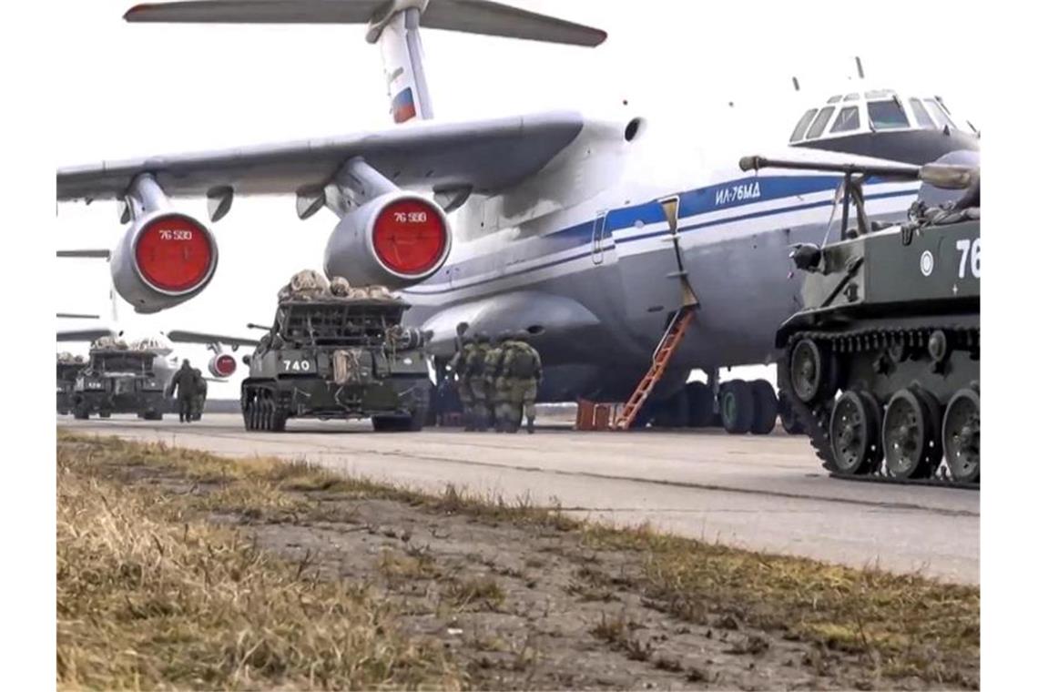 Das vom Pressedienst des russischen Verteidigungsministeriums veröffentlichte Foto zeigt russische Militärfahrzeuge, die während der Manöver auf der Krim in ein Flugzeug geladen werden sollen. Foto: ---/Russian Defense Ministry Press Service/AP/dpa