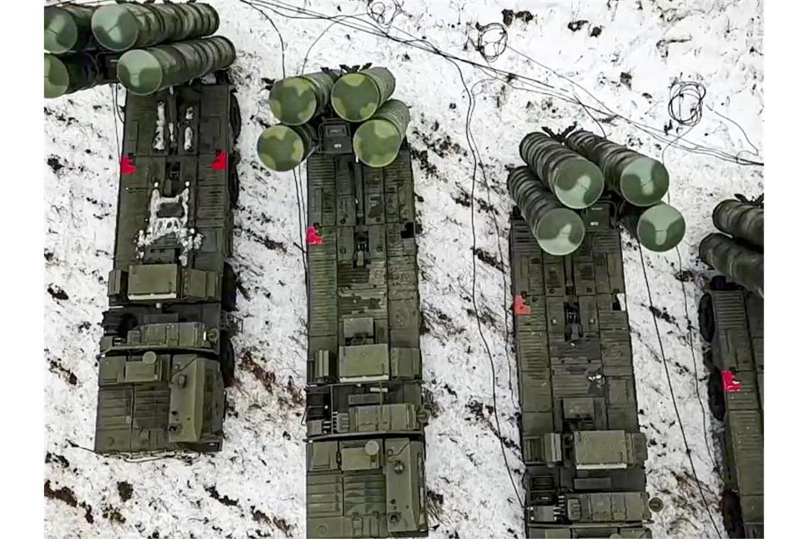 Kritik an Manöver von Belarus und Russland Das vom Pressedienst des russischen Verteidigungsministeriums zur Verfügung gestellte Foto zeigt Einheiten des Luftabwehrsystems S-400 während der militärischen Übungen „Union Courage-2022“ in der Region Brest in Belarus. Foto: Uncredited/Russian Defense Ministry Press Service/AP/dpa