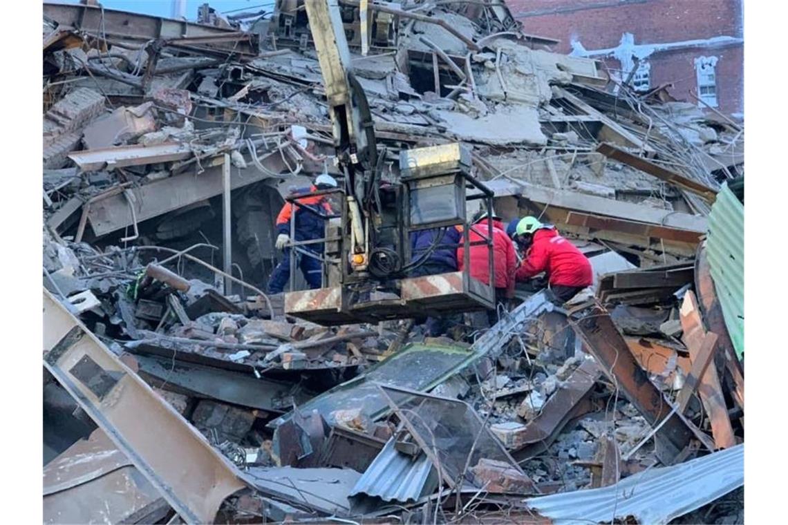 Mindestens drei Tote bei Fabrik-Einsturz in Russland Das vom russischen Katastrophenschutzministerium veröffentlichte Foto zeigt Rettungskräfte an der eingestürzten Produktionshalle. Foto: -/Russian Emergency Ministry Press Service/AP/dpa