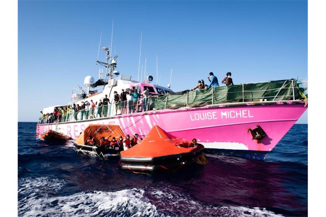 Das vom Street Art Künstler Banksy bemalte Rettungssschiff „Louise Michel“ transferiert im Mittelmeer mehr als 150 gerettete Menschen zum Rettungsschiff „Sea Watch 4“. Foto: Chris Grodotzki/Sea-Watch.org/dpa