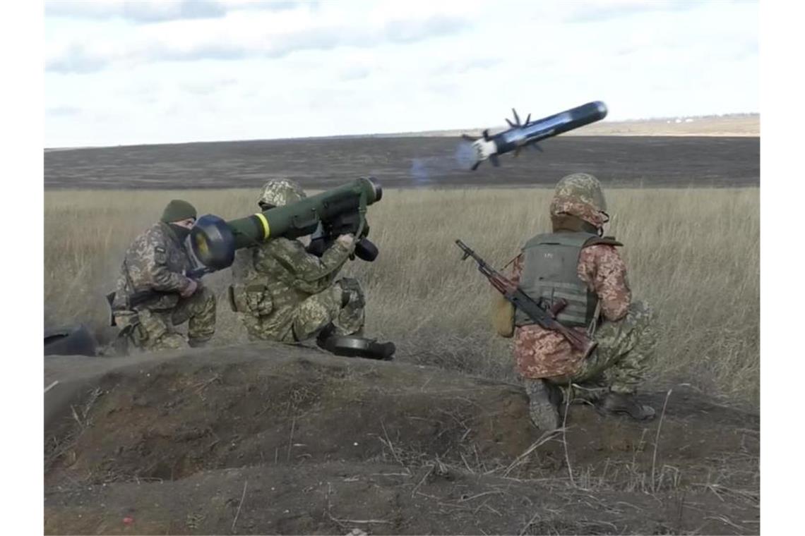 USA stellen Ukraine weitere Militärhilfe in Aussicht Das vom ukrainischen Verteidigungsministerium veröffentlichte Foto zeigt ukrainische Soldaten, die während einer Übung eine Rakete abfeuern. Foto: Uncredited/Ukrainian Defense Ministry Press Service/AP/dpa