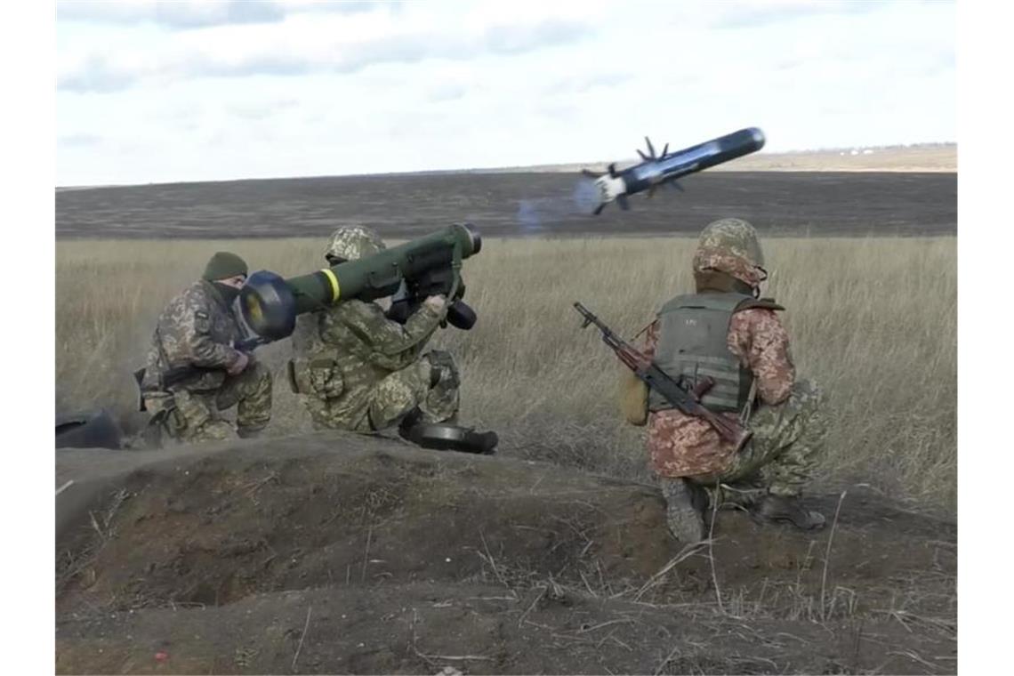 Das vom ukrainischen Verteidigungsministerium veröffentlichte Foto zeigt ukrainische Soldaten, die während einer Übung eine Rakete abfeuern. Foto: Uncredited/Ukrainian Defense Ministry Press Service/AP/dpa