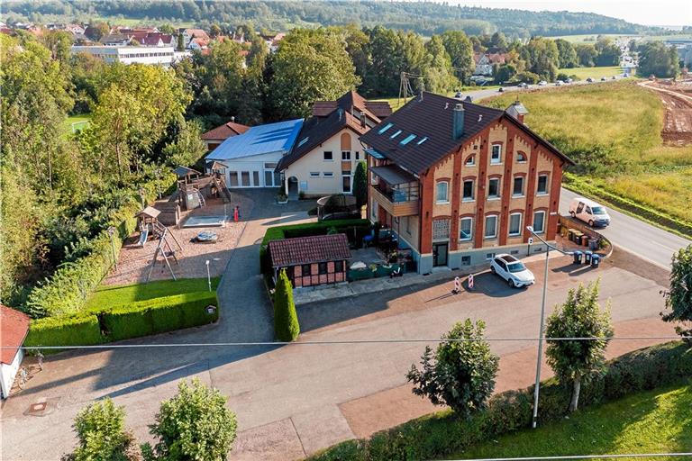 Das von Christian Hämmerle erbaute ehemalige Schulhaus an der B14 bleibt erhalten, der Gemeindesaal dahinter soll einem Neubau weichen. Foto: Die Christliche Gemeinde
