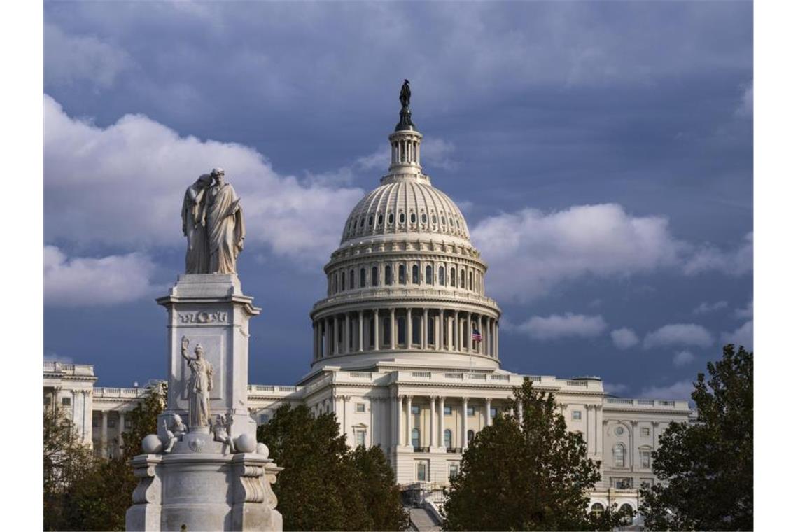 US-Demokraten verteidigen Gesetz zur Stärkung der Post Das von Demokraten kontrollierte US-Repräsentantenhaus hat für die Abstimmung über das Gesetz zur Stäkung der Post seine Sommerpause unterbrochen (Archiv). Foto: J. Scott Applewhite/AP/dpa