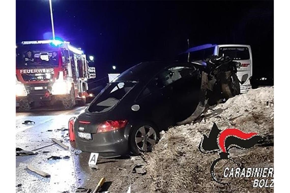 Das von den Carabinieri Bozen herausgegebene Foto zeigt den Unfallwagen. Foto: -/Carabinieri Bozen/dpa