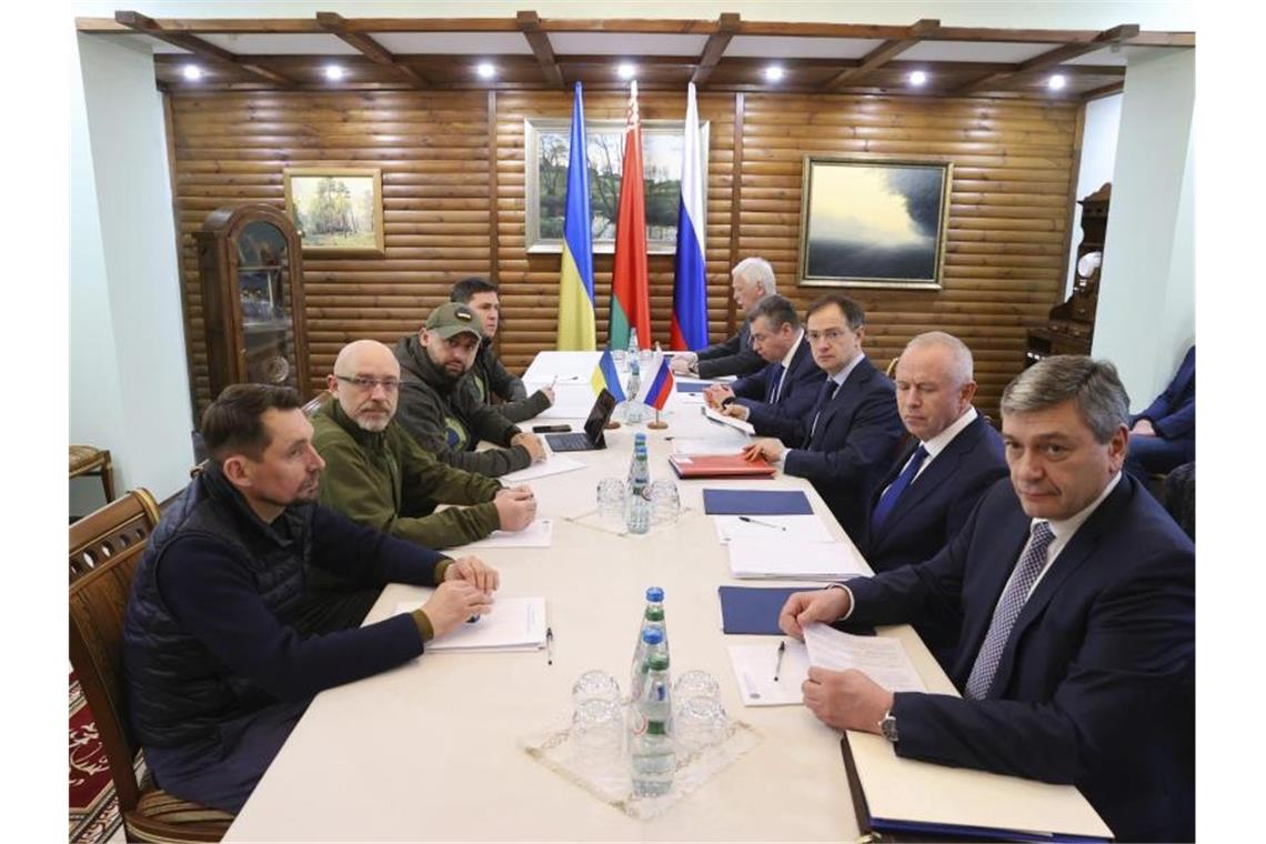 Ukraine-Krieg: Kaum Fortschritte bei dritten Verhandlungen Das von der belarussischen Staatsagentur BelTA verbreitete Bild zeigt ukrainische und russische Vertreter, die an der dritten Gesprächsrunde in Brest, Belarus, teilnehmen. Foto: Uncredited/BelTA/AP/dpa