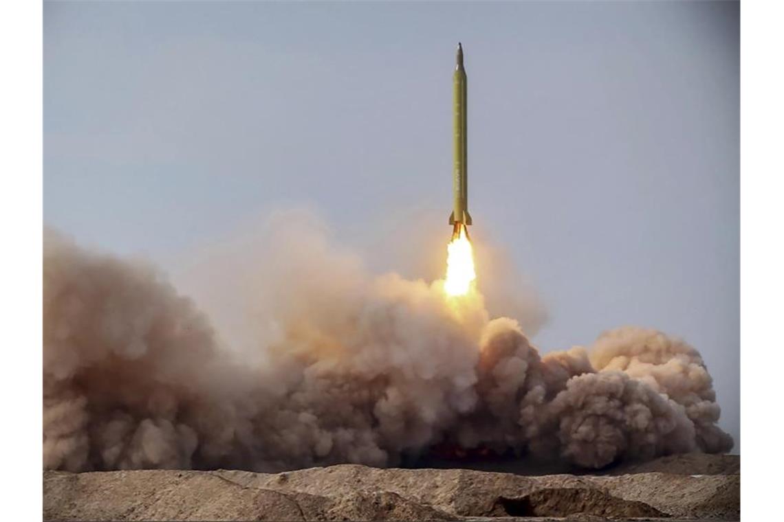 Das von der iranischen Revolutionsgarde zur Verfügung gestellte Foto zeigt eine Rakete, die bei einer Übung gestartet wird. Foto: ---/Iranian Revolutionary Guard/Sepahnews/AP/dpa