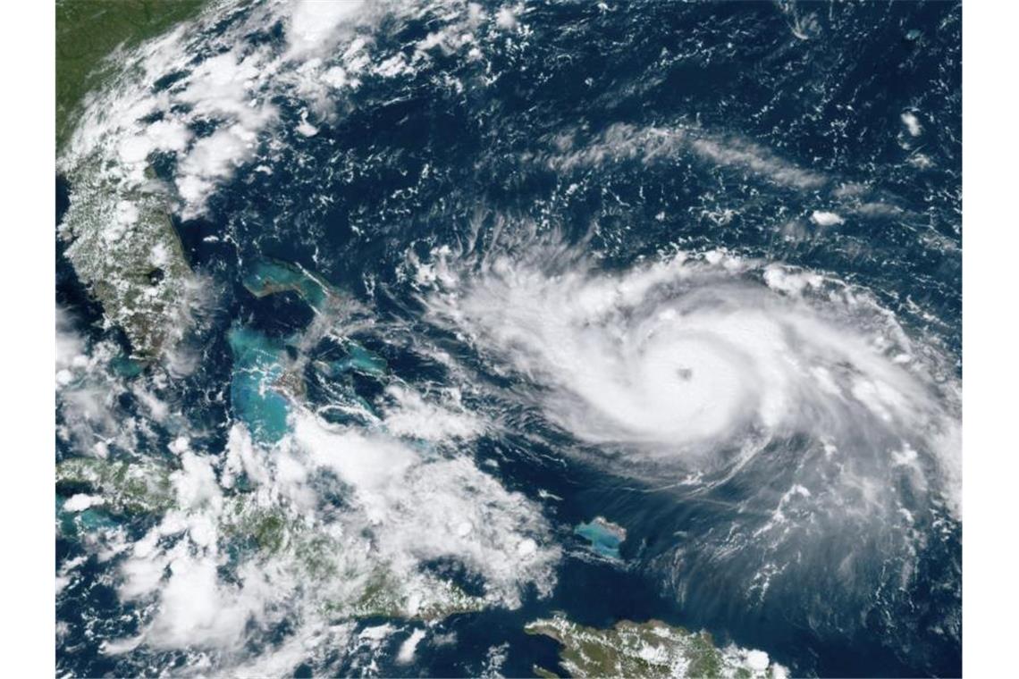 Das von der „National Oceanic and Atmospheric Administration“ (NOAA) zur Verfügung gestellte Satellitenbild zeigt Hurrikan „Dorian“, der sich über offene Gewässer im Atlantik bewegt. Foto: NOAA/AP