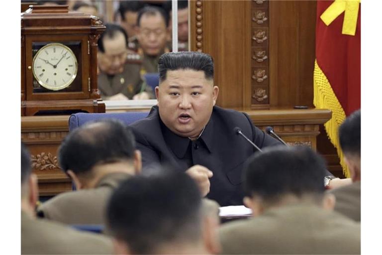 Das von der nordkoreanischen Regierung herausgegebene Foto zeigt Nordkoreas Machthaber Kim Jong Un während eines Treffens der Militärkommission der Arbeiterpartei. Foto: -/KCNA via KNS/AP/dpa