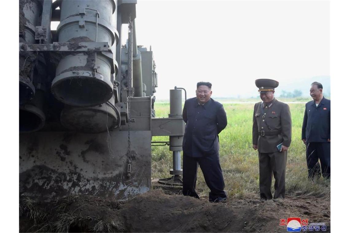 Nordkorea testet „supergroßen“ Raketenwerfer Das von der nordkoreanischen Regierung zur Verfügung gestellten Foto zeigt Machthaber Kim Jong Un an einem Standort für Mehrfachraketenwerfer. Foto: KCNA via KNS/AP