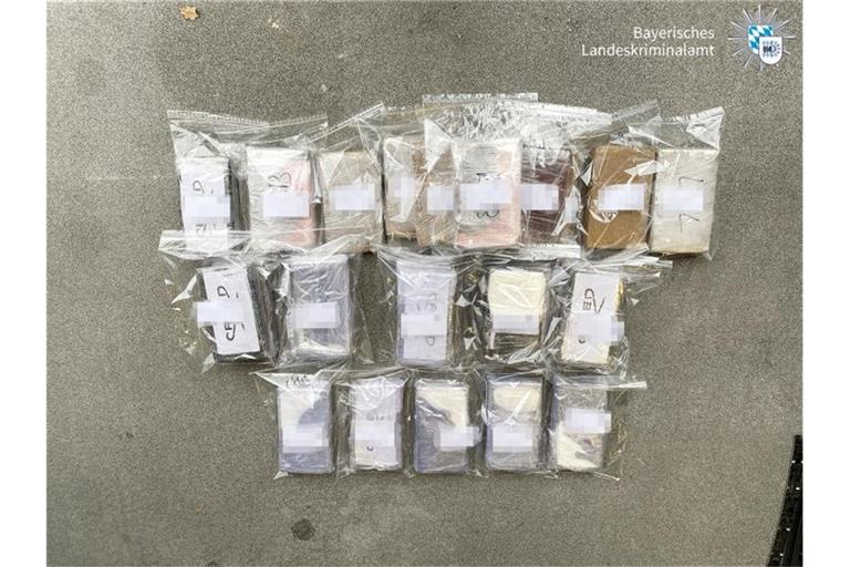 Das von der Polizei in Bayern sichergestellte Kokain hat einen Wert von etwa 2,7 Millionen Euro. Foto: LKA Bayern/dpa