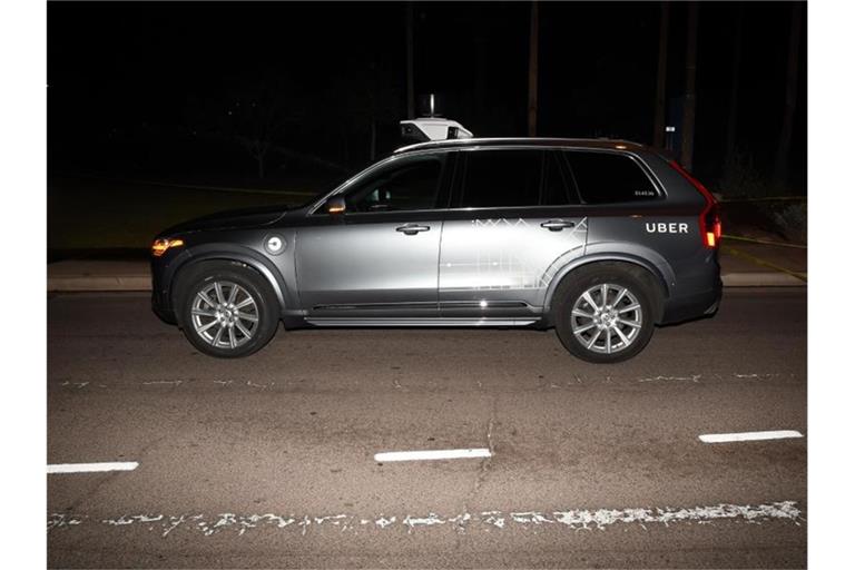 Das von der Polizei Tempe herausgegebene Bild zeigt einen Roboter-Testwagen des Fahrdienst-Vermittlers Uber, nachdem er eine Fußgängerin angefahren und getötet hatte. Foto: Uncredited/Tempe Police Department/dpa