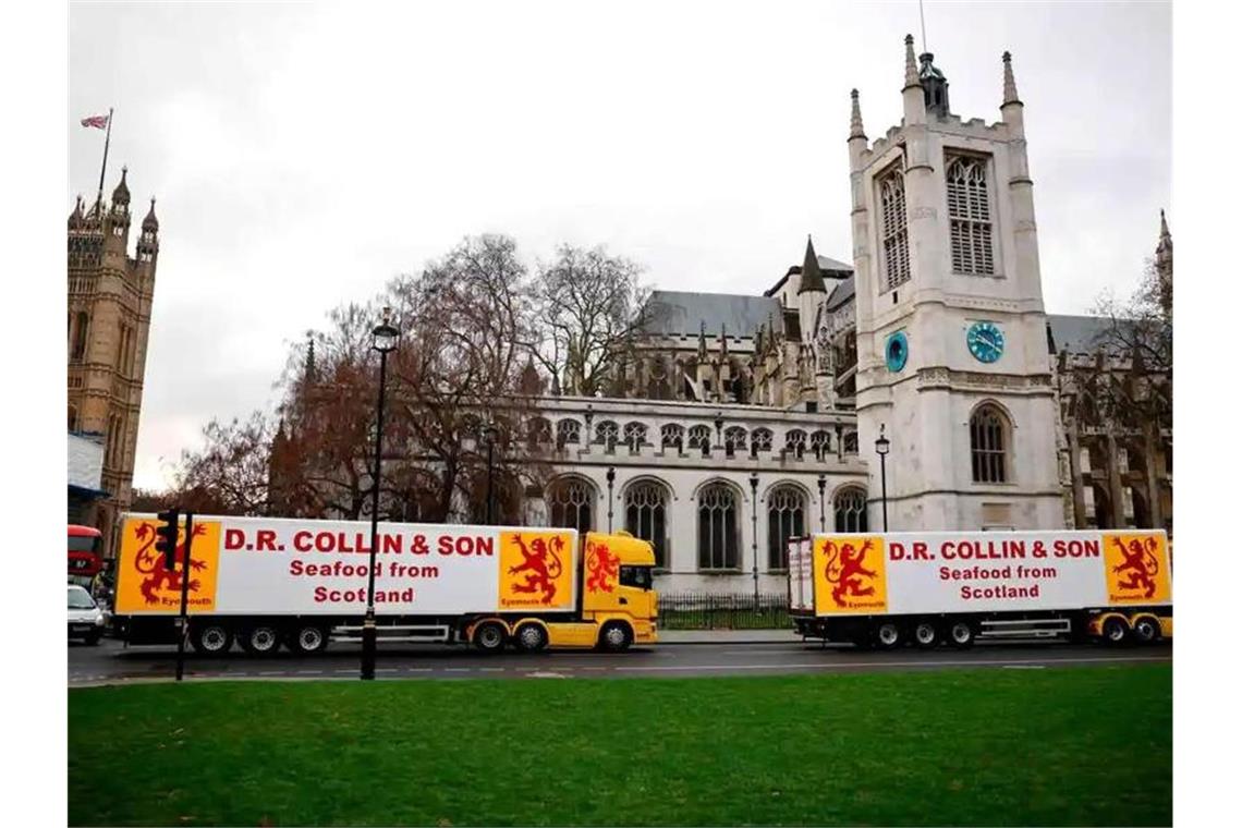 Das von der „Scottish Creel Fishermen's Federation“ (SCFF) veröffentlichte Foto zeigt Lastwagen eines schottischen Exporteurs von Meeresfrüchten, die vor einem Regierungsgebäude in der Victoria Street geparkt sind. Foto: Scff/PA Media/dpa