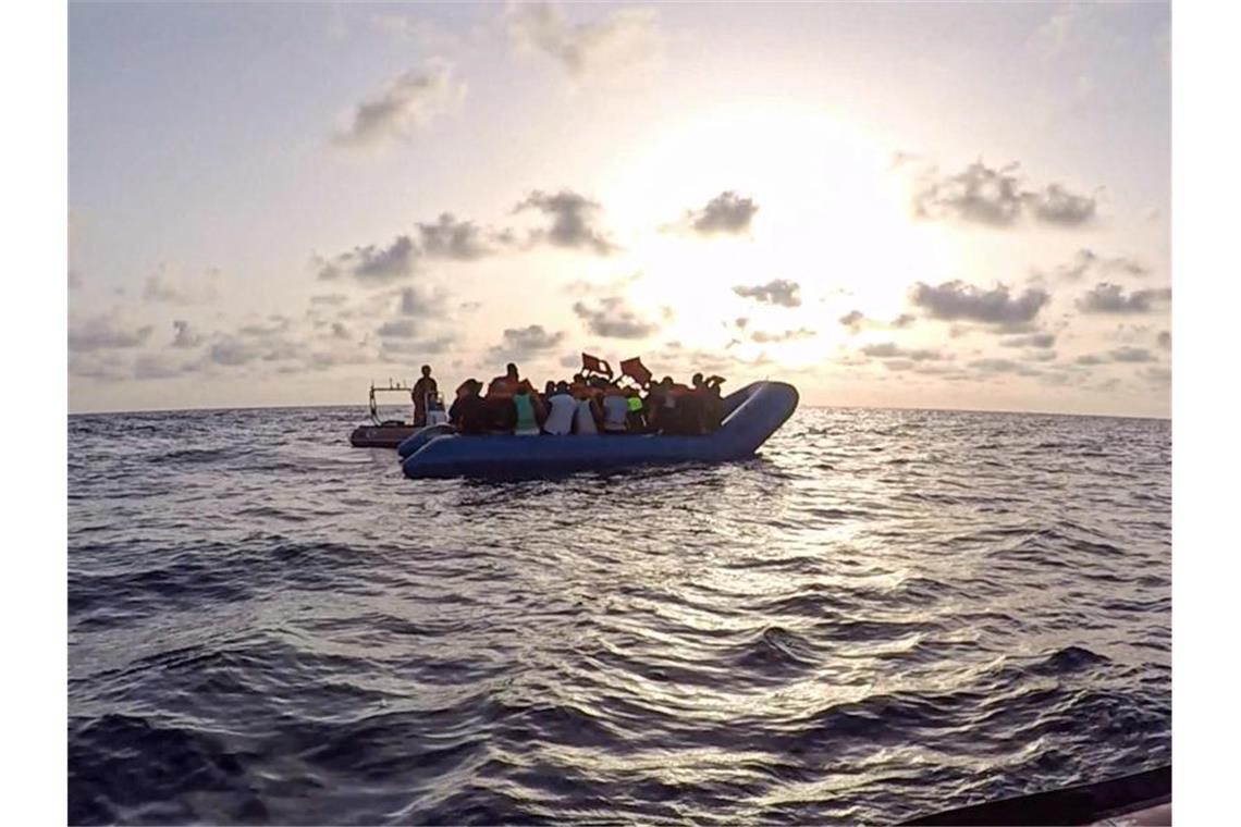 Rettungsschiffe im Mittelmeer blockiert: Lage spitzt sich zu Das von der Seenotrettungsorganisation Sea-Eye herausgegebene Foto vom Mittwoch zeigt Seenotretter der „Alan Kurdi“ vor einem Schlauchboot voller Flüchtlinge. Foto: Pavel D. Vitko/Sea-Eye