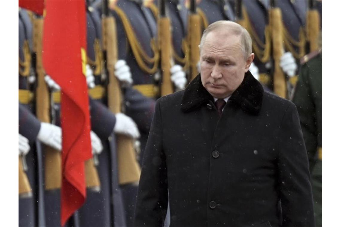 Das von der staatlichen russischen Nachrichtenagentur Sputnik veröffentlichte Bild zeigt Wladimir Putin bei einer Kranzniederlegung am Grab des Unbekannten Soldaten. Foto: Alexei Nikolsky/Pool Sputnik Kremlin/dpa