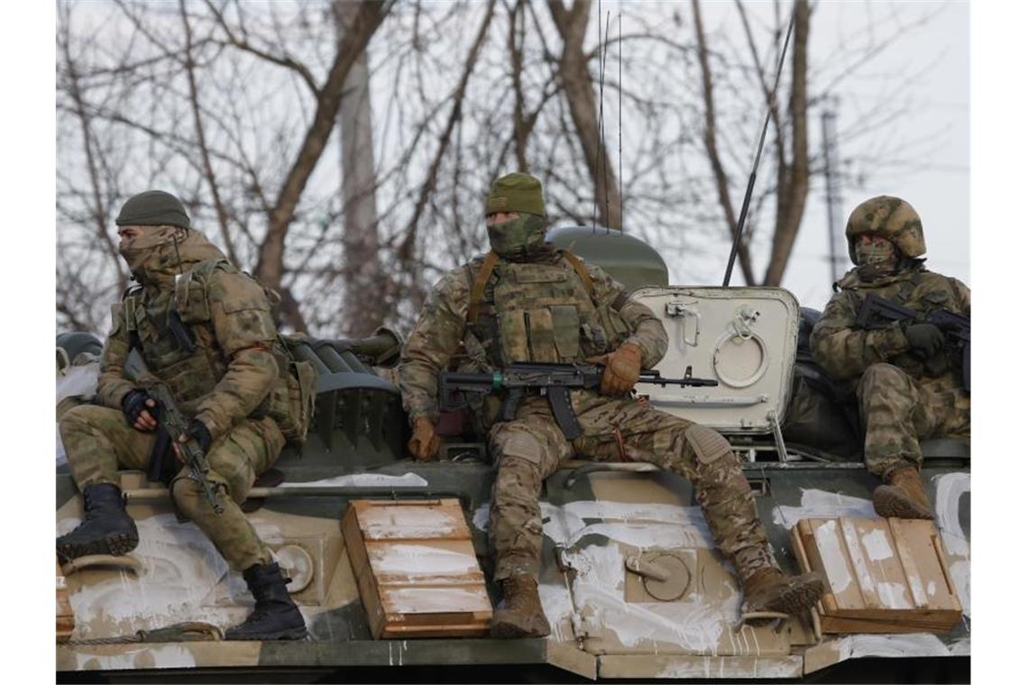 Russlands Invasion in die Ukraine: Ein Tagebuch Das von der staatlichen russischen Nachrichtenagentur Sputnik veröffentlichte Bild zeigt russische Soldaten auf einem gepanzerten Fahrzeug auf einer Straße nahe der Grenze zwischen Russland und der Ukraine. Foto: Anton Vergun/Sputnik/dpa
