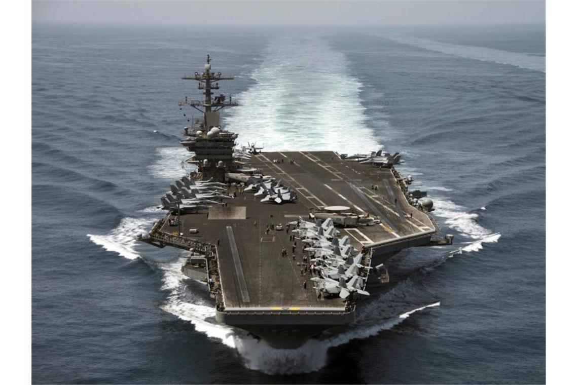 Das von der US-Marine zur Verfügung gestellte Luftbild, zeigt den Flugzeugträger „USS Theodore Roosevelt“ (CVN 71) im Arabischen Meer. Foto: Mc3 Anthony N. Hilkowski / Hando/US NAVY/dpa