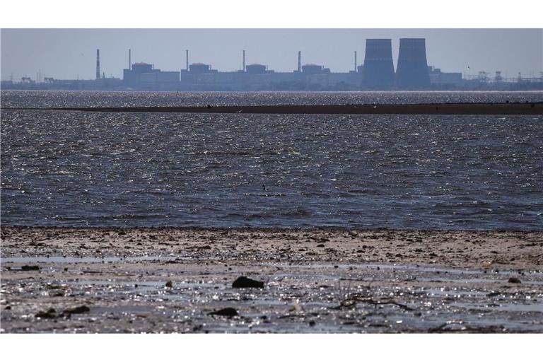 Das von russischen Truppen besetzte Atomkraftwerk Saporischschja ist wieder mit dem ukrainischen Stromnetz verbunden. (Archivbild)