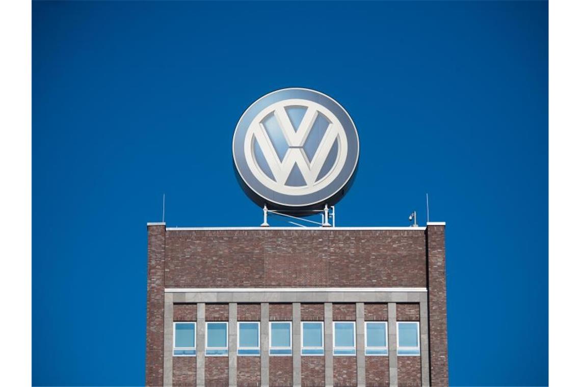 Das VW-Logo auf dem Verwaltungshochhaus vom Volkswagen Werk. Foto: Julian Stratenschulte/Archivbild