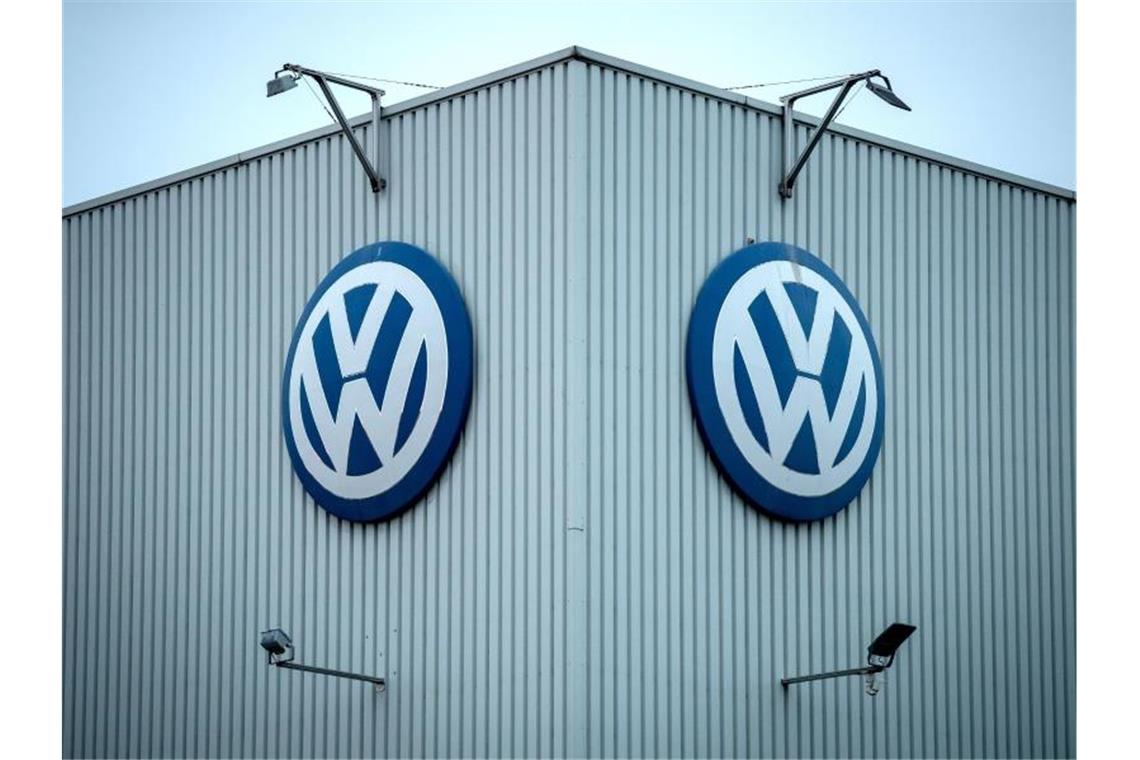 Das VW-Logo hängt am Volkswagenwerk Braunschweig. Die Verkäufe des Unternehmens zogen jüngst wieder an. Foto: Sina Schuldt/dpa