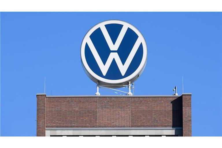 Das VW-Logo steht auf dem Markenhochhaus im Volkswagen Stammwerk.