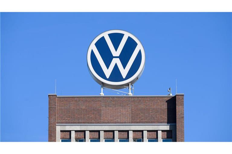 Das VW-Logo steht auf dem Markenhochhaus im Wolfsburger Stammwerk.
