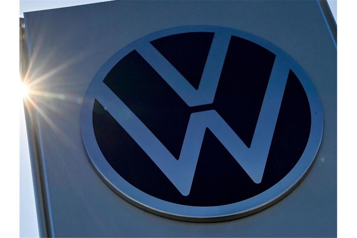 VW baut Netz eigener Batteriezellwerke in Europa auf Das VW-Logo vor dem Werksgelände in Zwickau. Foto: Hendrik Schmidt/dpa-Zentralbild/dpa