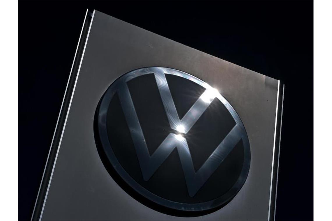 VW-Diesel-Vergleiche fast abgeschlossen Das VW-Logo vor dem Werksgelände von Volkswagen in Zwickau. Foto: Hendrik Schmidt/dpa-Zentralbild/dpa