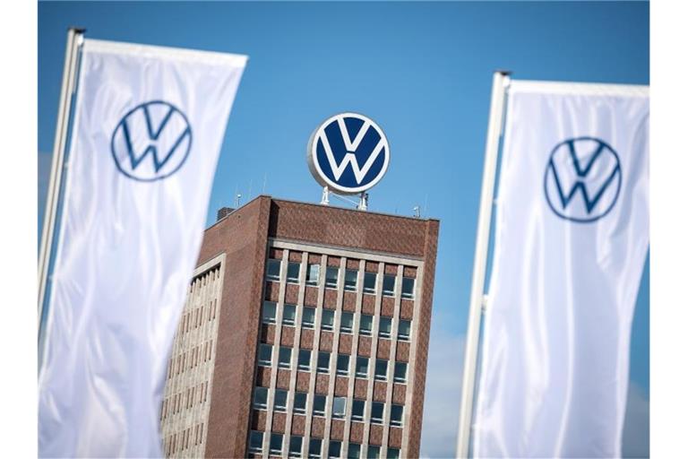Das VW-Verwaltungshochhaus auf dem Konzerngelände in Wolfsburg. Foto: Sina Schuldt/dpa