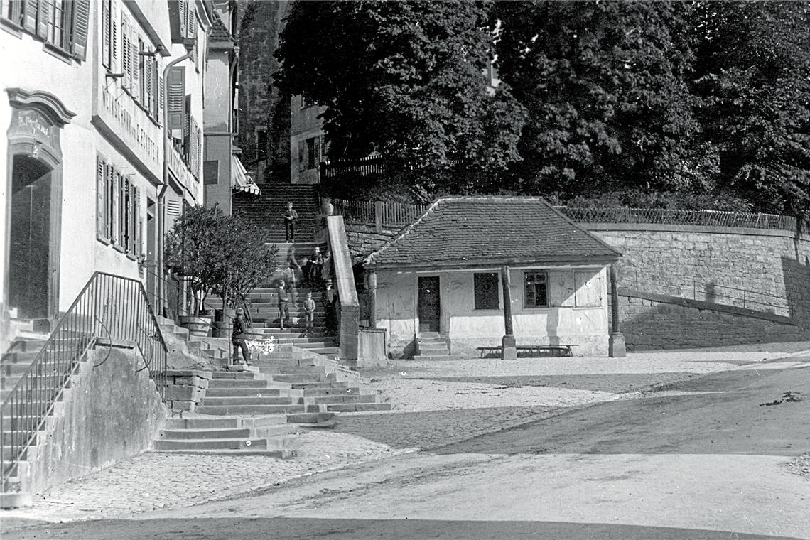 Das Wachthäuschen auf dem Marktplatz 1892, ein Jahr vor dem Abbruch.