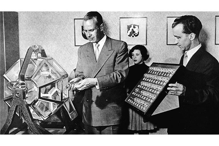 Das Waisenmädchen Elvira Hahn zog die erste Kugel in der Geschichte des erfolgreichen Glücksspiels "6 aus 49" - es war ausgerechnet die 13. (Archivbild)