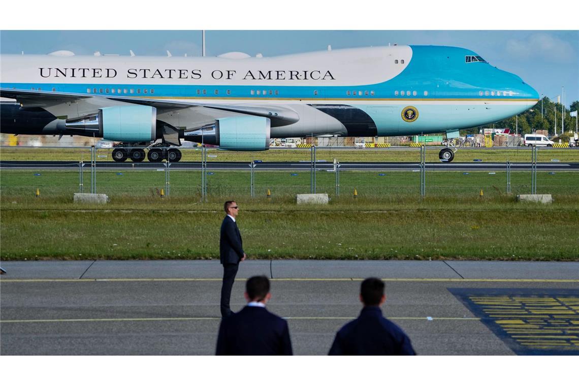 Nach Epstein-Artikel: US-Zeitung darf nicht auf Trump-Reise Das "Wall Street Journal" ist vom Weißen Haus von der Reise in der Air Force One mit Trump nach Schottland ausgeschlossen worden.