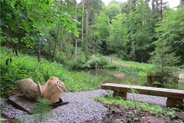 Das Walross hat erst im Mai seinen Platz am Silbersee, dem Ende der Wanderstrecke, gefunden. Foto: Daniela Wahl