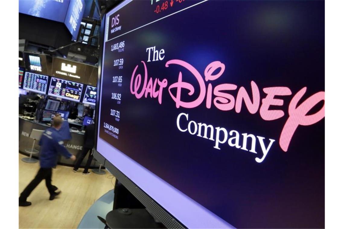 Das Walt Disney Co. Logo ist in der New York Stock Exchange (USA) auf einem Bildschirm zu sehen. Disney passt inmitten der Corona-Krise seine Konzernstruktur an, um sich künftig stärker auf den boomenden Streaming-Markt auszurichten. Foto: Richard Drew/AP/dpa