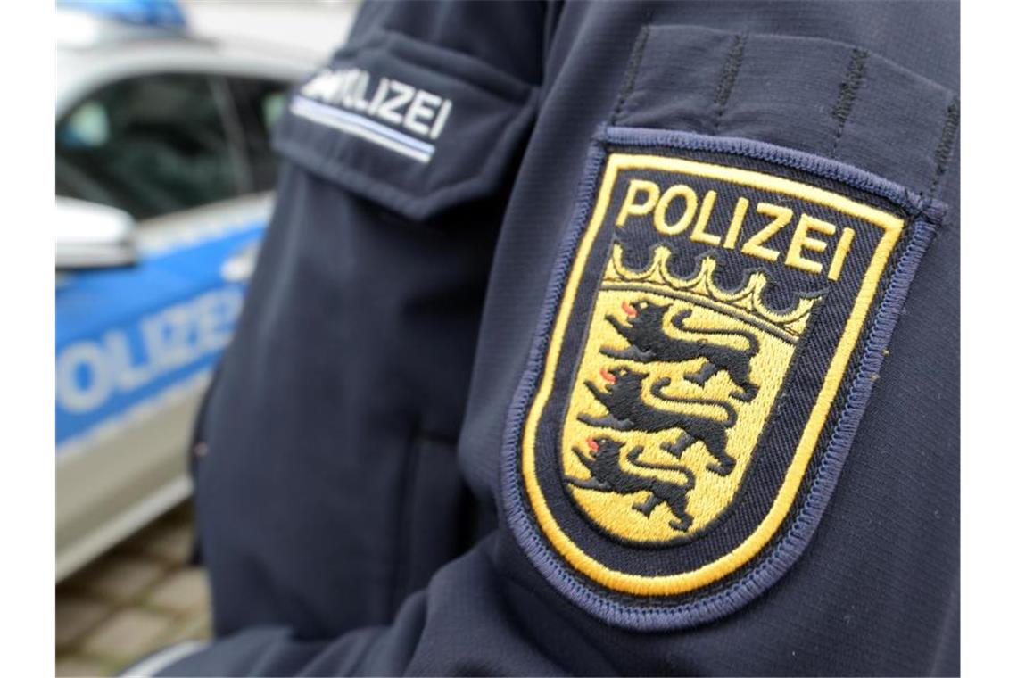 Polizei: Erpresser drohen mit Veröffentlichung von Videos Das Wappen der baden-württembergischen Polizei auf einer Uniform. Foto: Patrick Seeger/Archivbild
