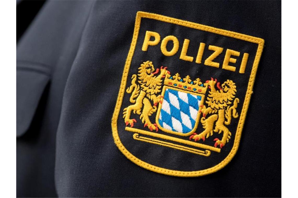 Das Wappen der bayerischen Polizei auf einer Uniform. Foto: Sven Hoppe/dpa