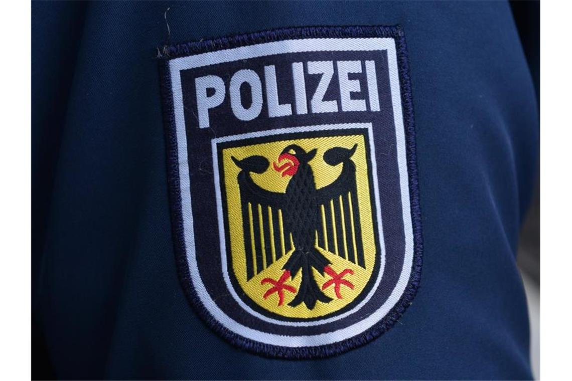 Zug fährt gegen Heuballen: Ermittlungen gegen Landwirtin Das Wappen der Bundespolizei auf einer Dienstjacke. Foto: Martin Schutt/Archiv