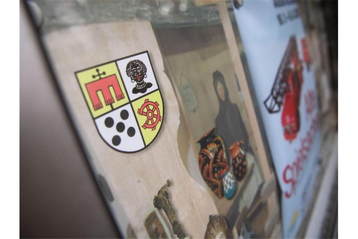 Das Wappen des Stuttgarter Stadtbezirks Möhringen ist auf einem Plakat abgebildet. Foto: Marijan Murat/dpa/Archivbild