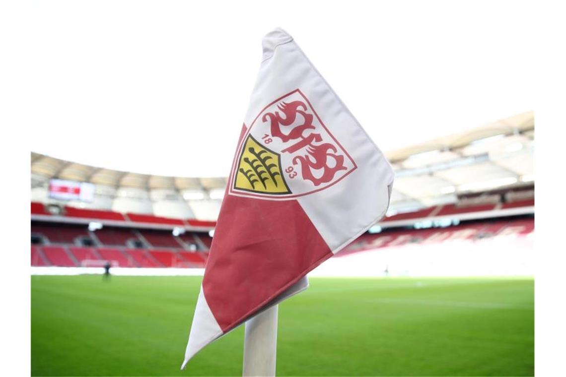 Das Wappen des VfB Stuttgart ist auf einer Eckfahne zu sehen. Foto: Tom Weller/dpa/Archivbild